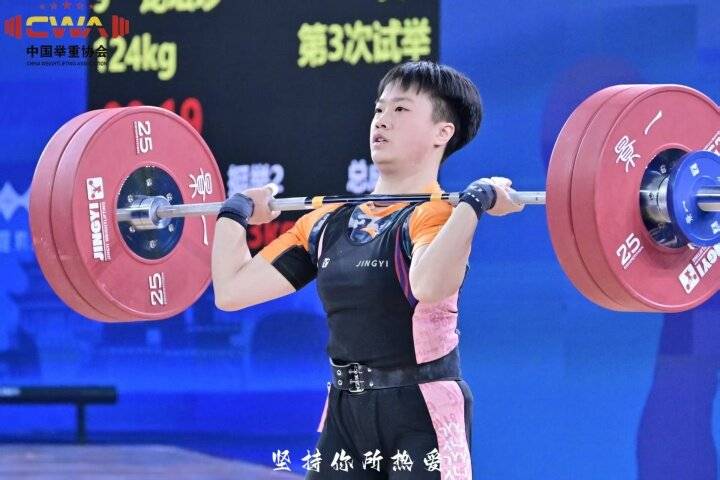 举重女将勇夺铜牌，力量惊人