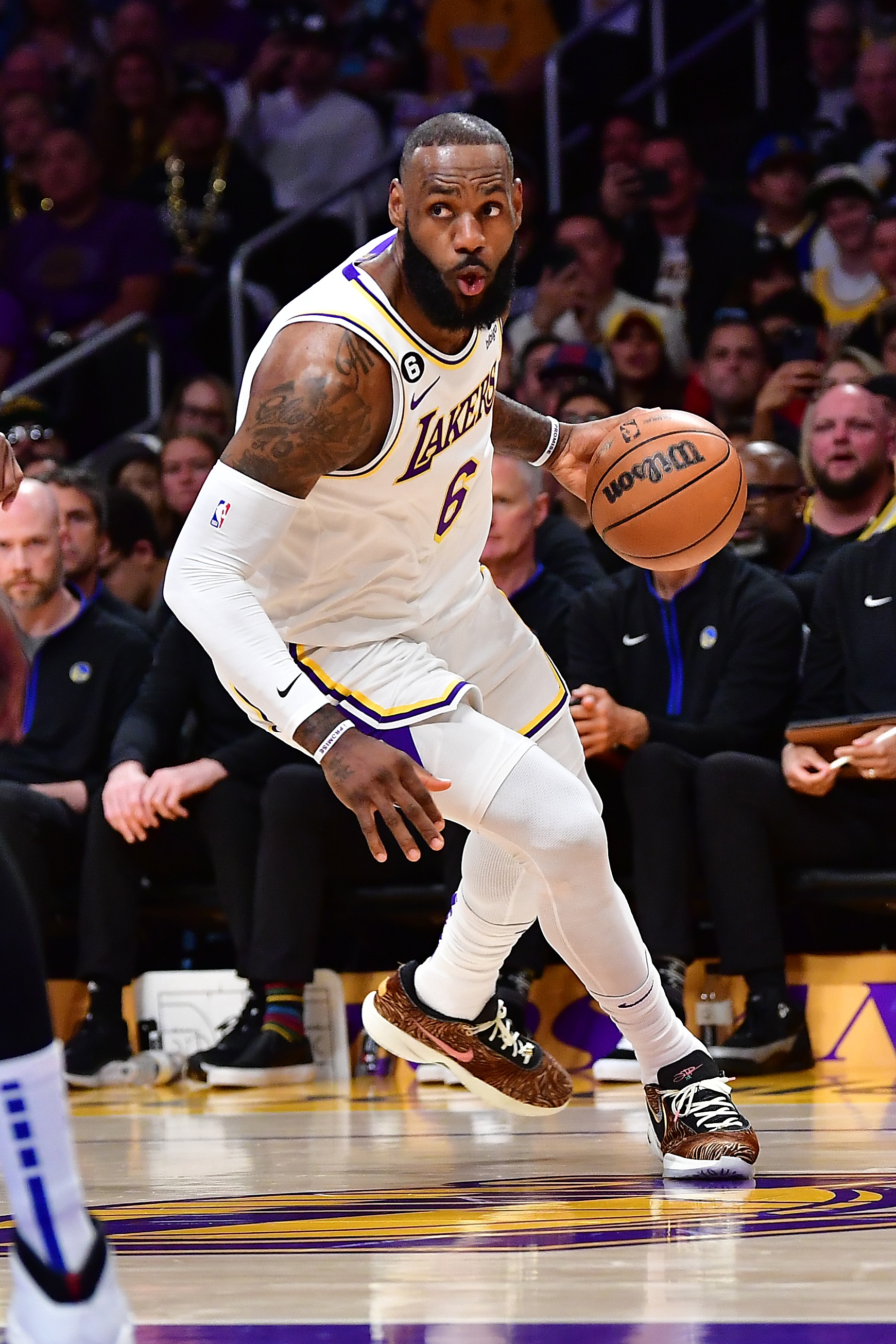 爱游戏中国官网-NBA球星受伤无缘季后赛，球队面临挑战