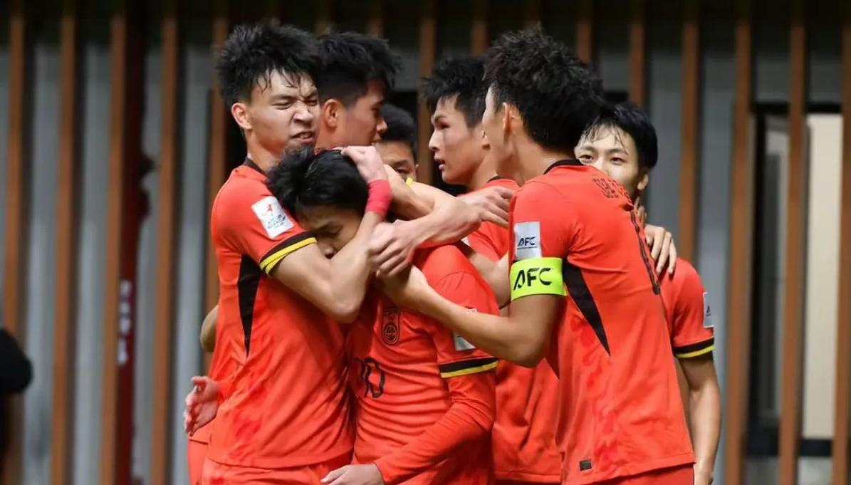 强队对战在中国国内足球赛场上上演激烈比拼的简单介绍