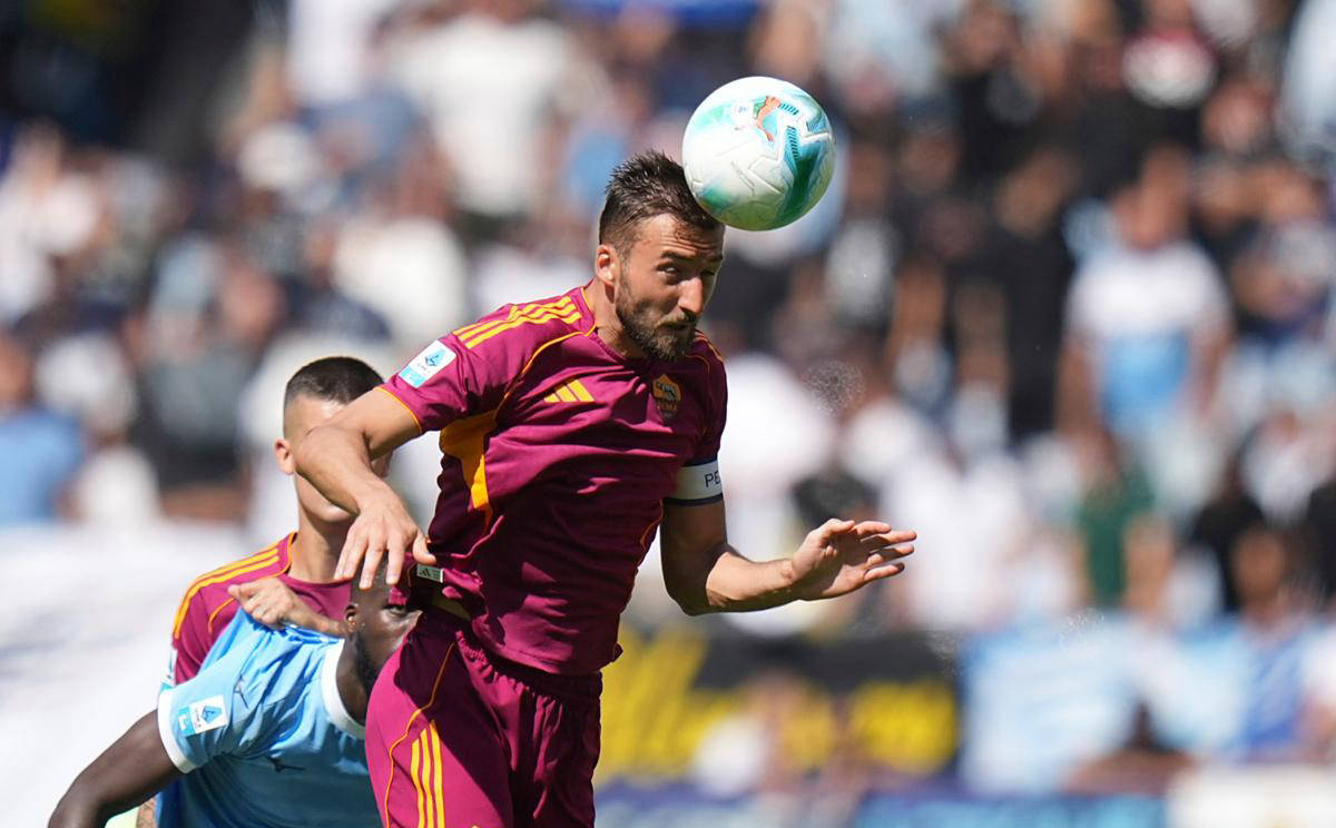 包含罗马球队客场取胜，逼近前四名的词条