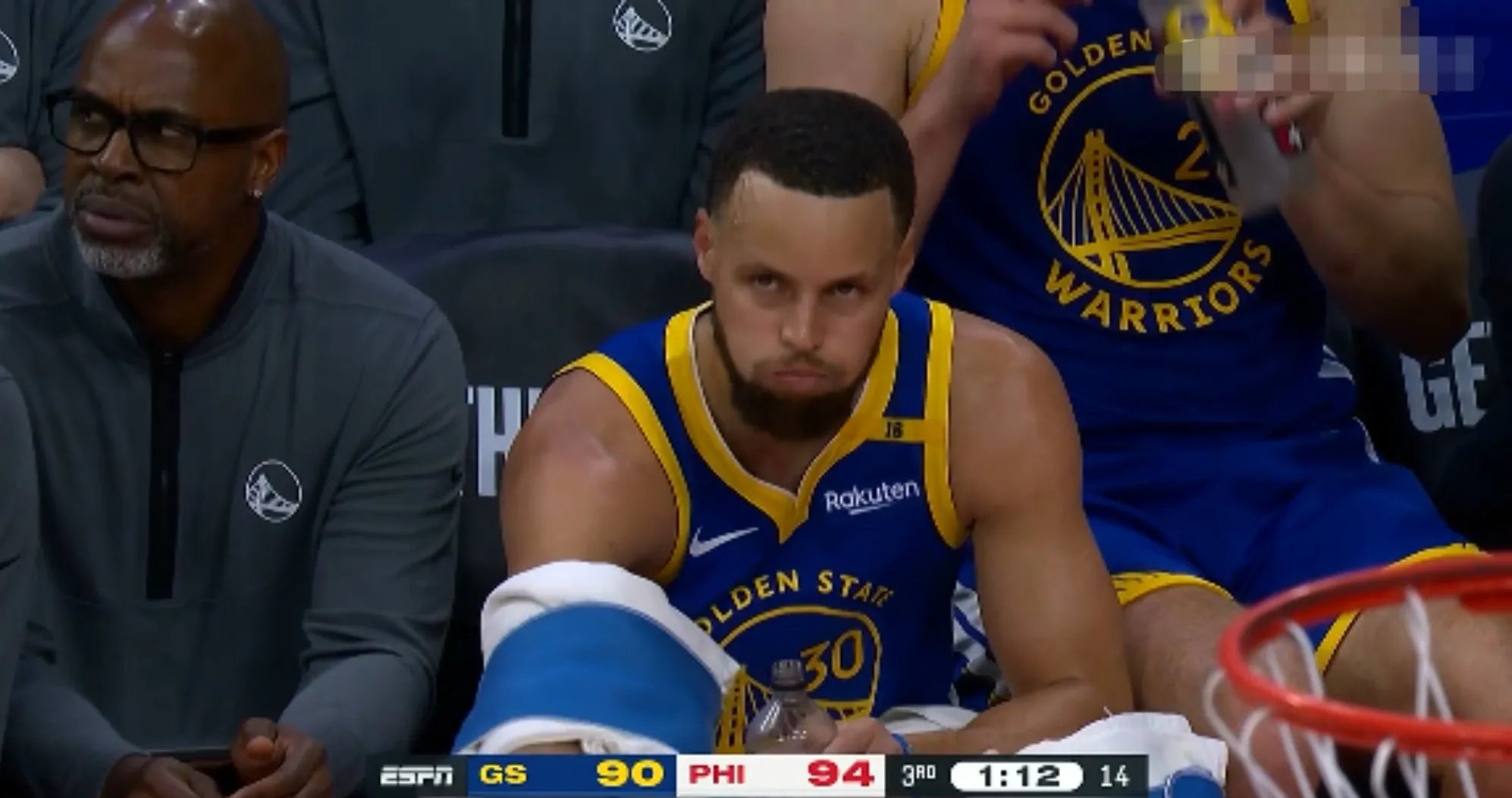 爱游戏中国官网-勇士队核心球员受伤，或影响球队战绩