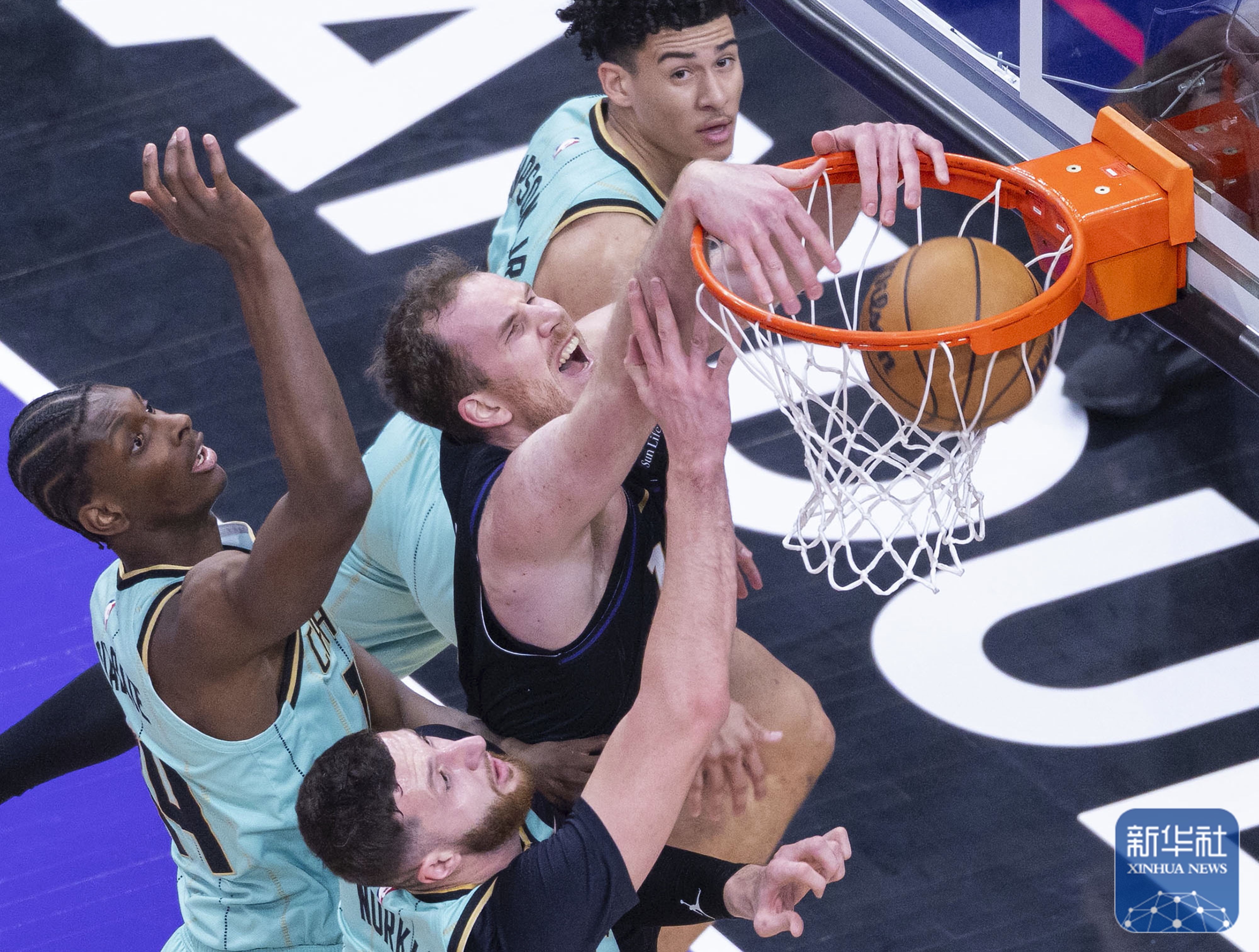 爱游戏中国官网-猛龙队遭遇骑士横扫，遭遇连败