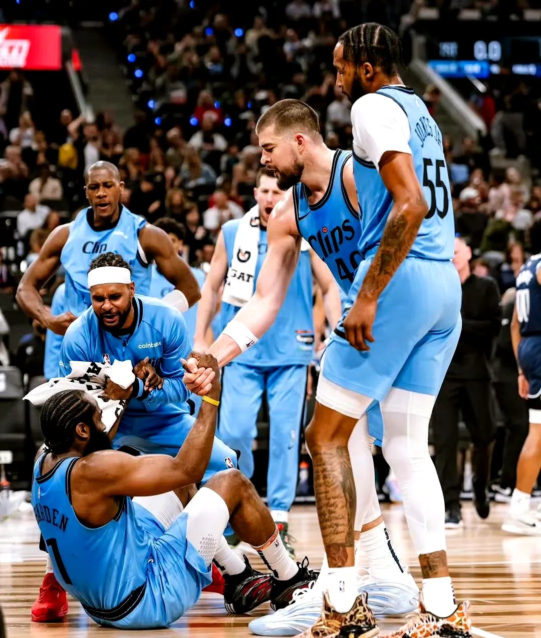 爱游戏官网-快船双核合砍60分，黄蜂队遭遇惨败