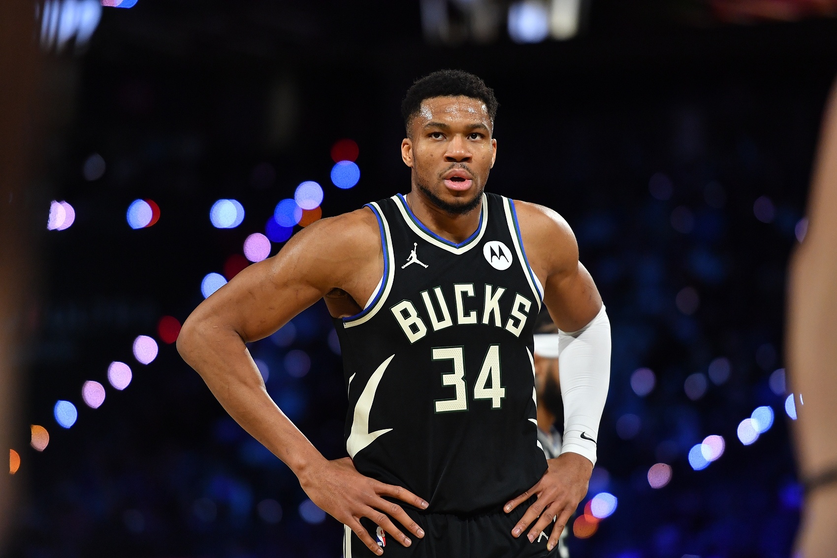 雄鹿轻取马刺，主场全队出色发挥