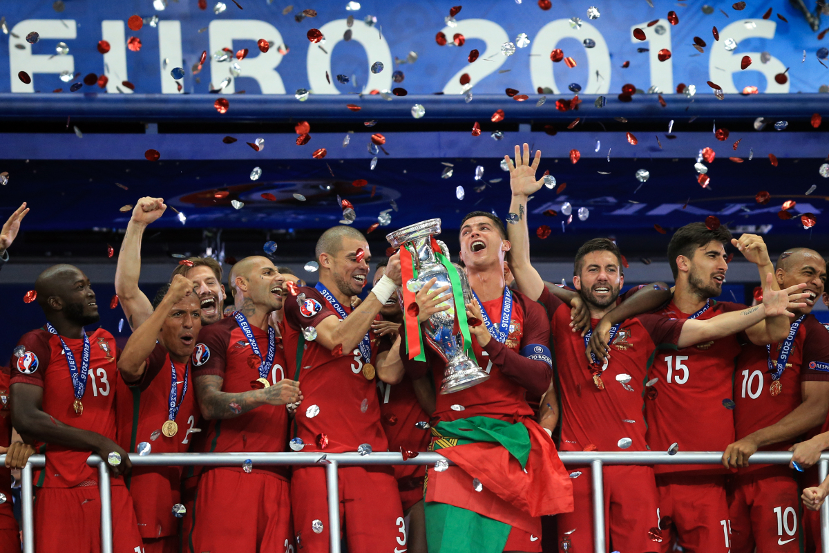 爱游戏官网-包含捷克庆祝胜利，捷克水晶人踢球如火如荼的词条